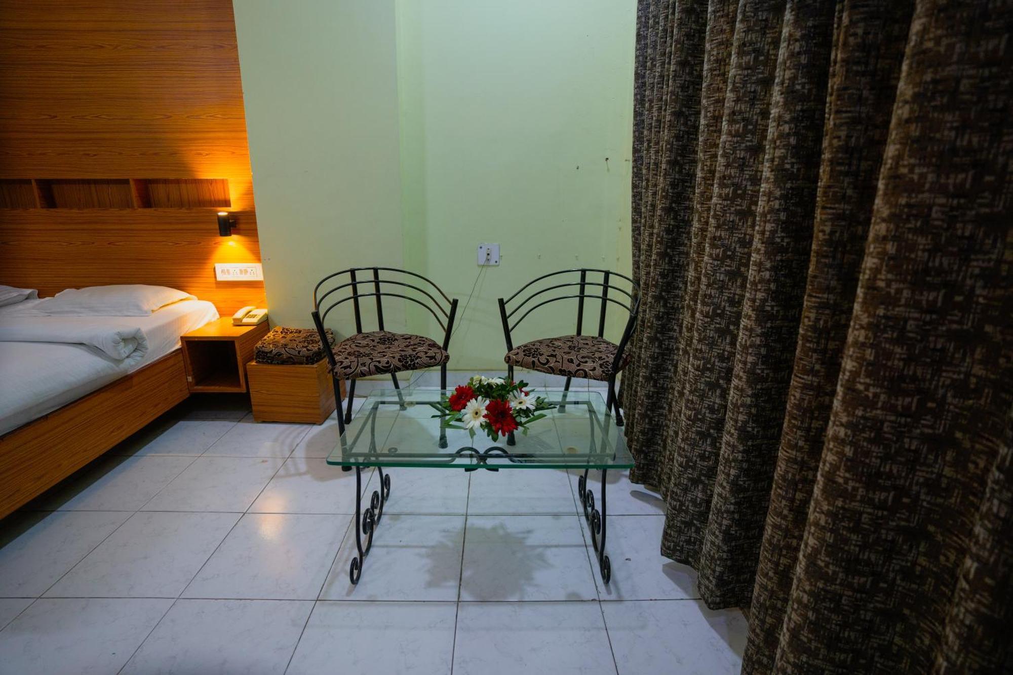 Hotel Girdhar Mahal إندور المظهر الخارجي الصورة